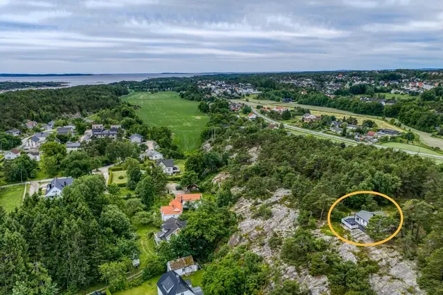 Eiendommen har en sentral, men samtidig tilbaketrukket beliggenhet i et område med eneboliger og hytter, kun ca. 12 minutters kjøreavstand til Fredrikstad sentrum.