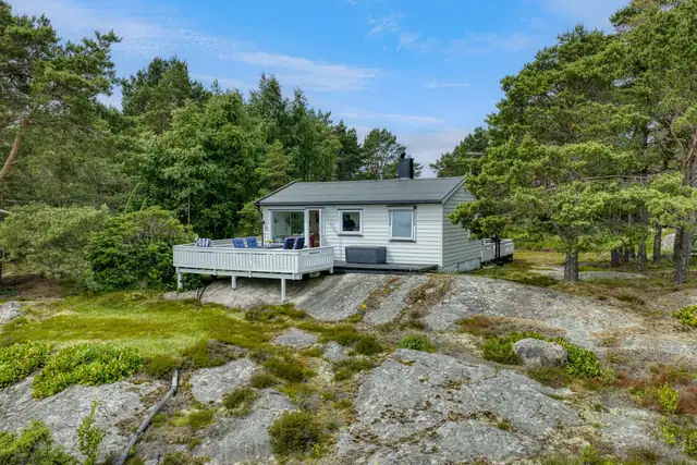 Eiendommen ligger tilbaketrukket i et fredelig og barnevennlig område uten trafikk, omgitt av skog og natur.