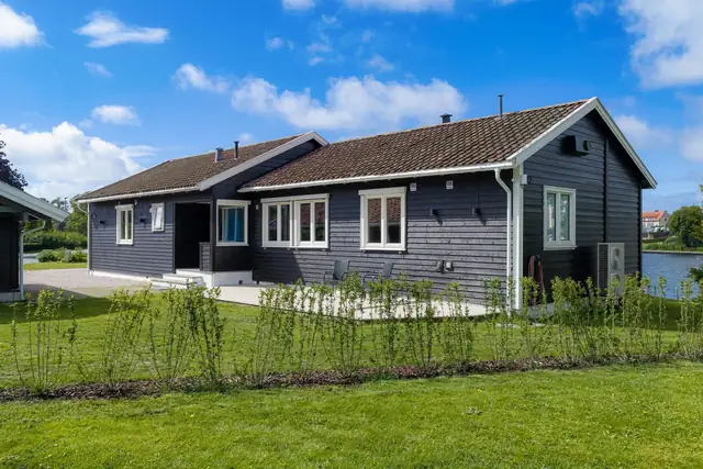 Første linje mot vannet, rett ved Gamlebyen - Prestelandet - flott utsikt, alt på ett plan. — bilde 10
