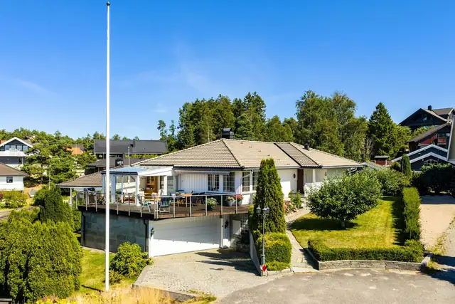 Innholdsrik enebolig med integrert garasje i familievennlige omgivelser - innerst i blindvei på Slevik Platå