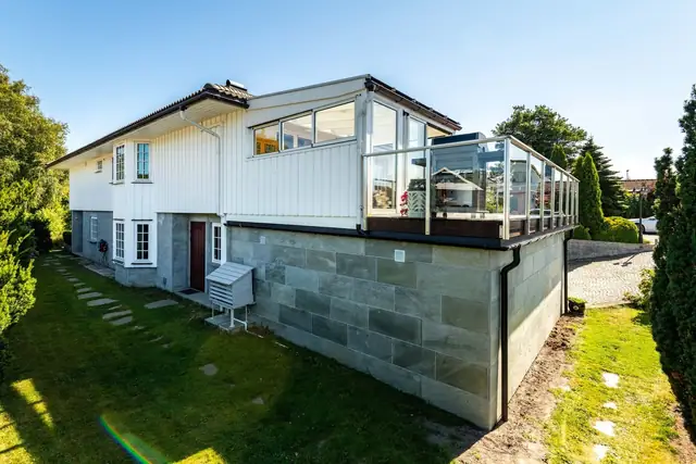 Boligen er utstyrt med tre separate innganger med mulighet for hybel.