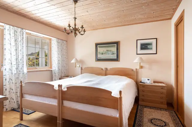 Soverom 1 med egen walk-in garderobe.