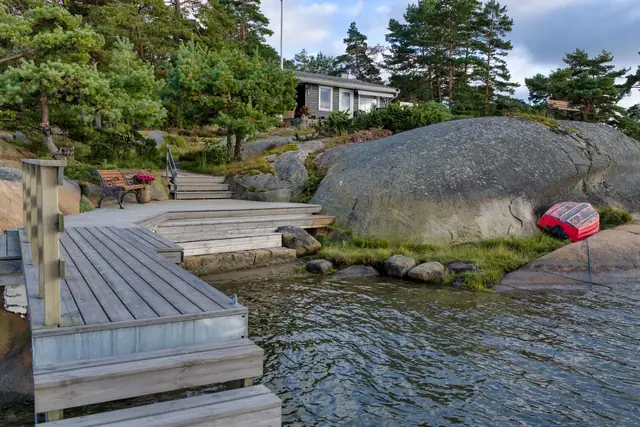 Egen brygge og lita strand rett nedenfor hytta