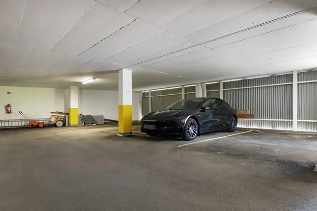 Leiligheten har parkering i felles garasjeanlegg.