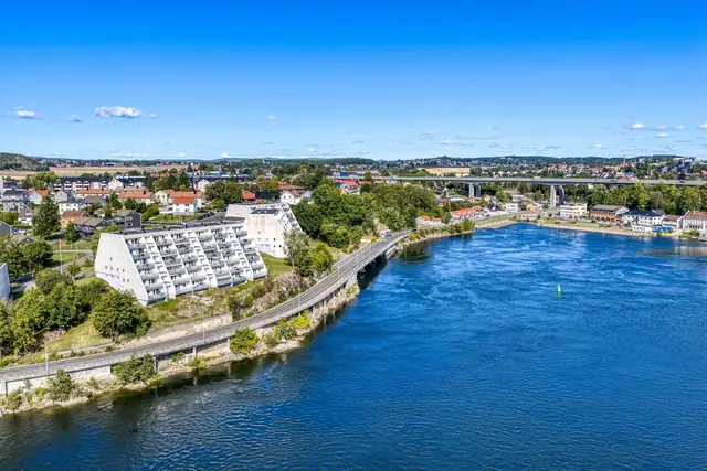 Utsiktsveien 48A ligger på en høyde med flott utsikt over elven og nærområdet rundt.