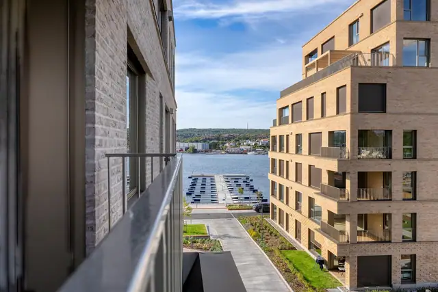Noe utsikt mot vannet og småbåthavnen fra balkongen