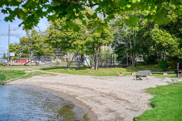 Liten sandstrand rett ved leiligheten