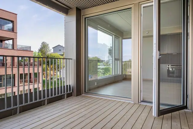 Overbygget balkong, med spiller i himling