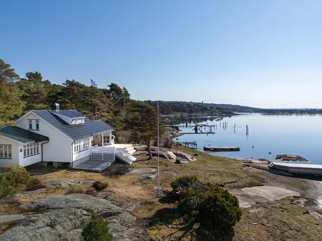 Stor, påkostet hytte, oppført i "skipperhusstil" ved vannkanten på Søndre Kråkerøy
