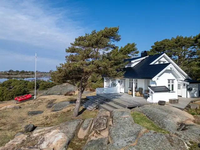 Stor, påkostet hytte, oppført i "skipperhusstil" ved vannkanten på Søndre Kråkerøy — bilde 11