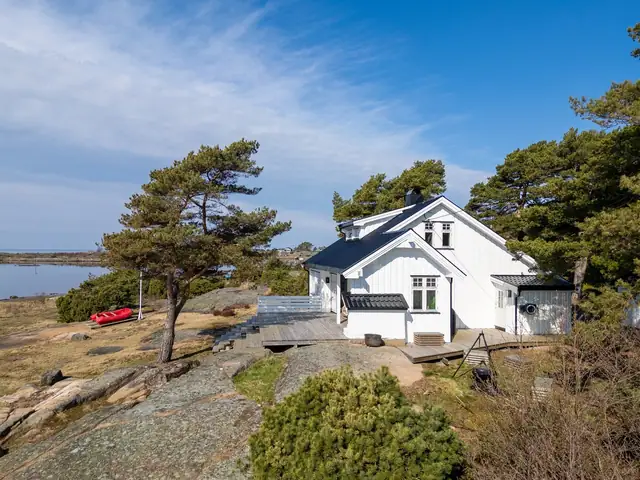 Stor, påkostet hytte, oppført i "skipperhusstil" ved vannkanten på Søndre Kråkerøy — bilde 12