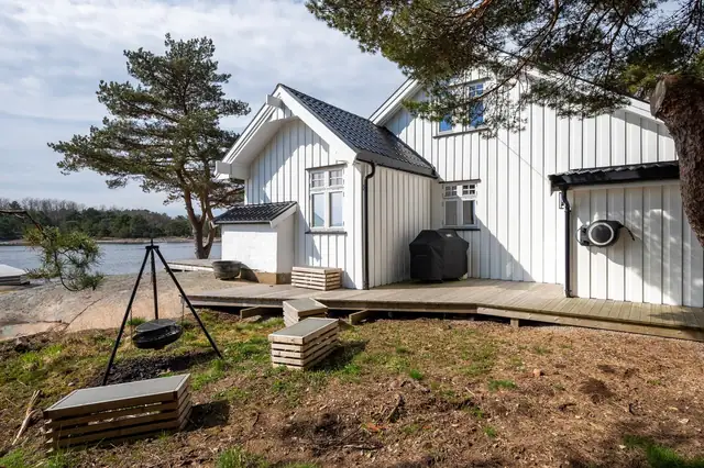 Stor, påkostet hytte, oppført i "skipperhusstil" ved vannkanten på Søndre Kråkerøy — bilde 13