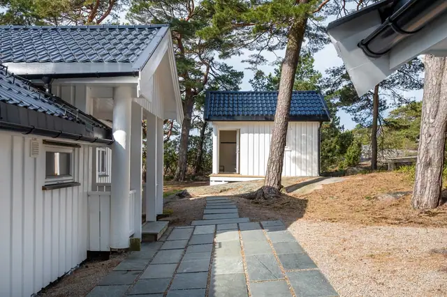 Baksiden av hytta med god boltreplass for uværsdager