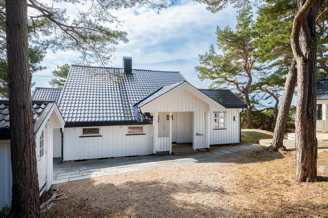 Stor, påkostet hytte, oppført i "skipperhusstil" ved vannkanten på Søndre Kråkerøy — bilde 15