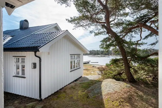 Stor, påkostet hytte, oppført i "skipperhusstil" ved vannkanten på Søndre Kråkerøy — bilde 16