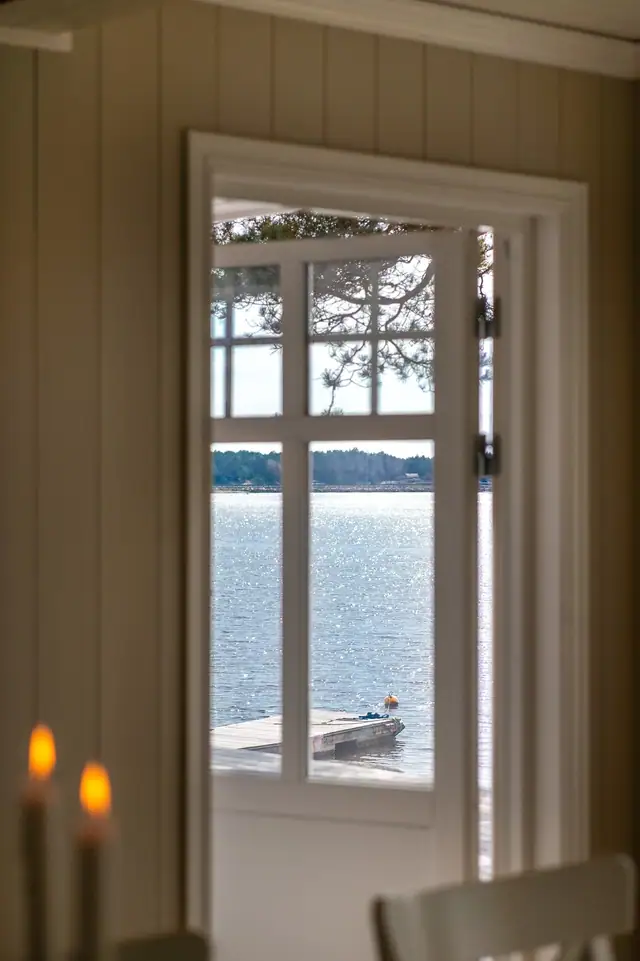 Stor, påkostet hytte, oppført i "skipperhusstil" ved vannkanten på Søndre Kråkerøy — bilde 24