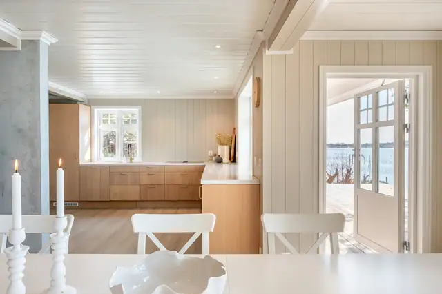 Innholdsrik kjøkkeninnredning/utgang veranda