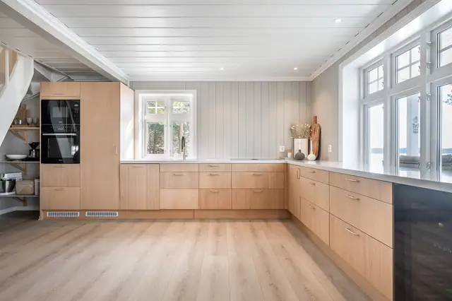 Stor, påkostet hytte, oppført i "skipperhusstil" ved vannkanten på Søndre Kråkerøy — bilde 26