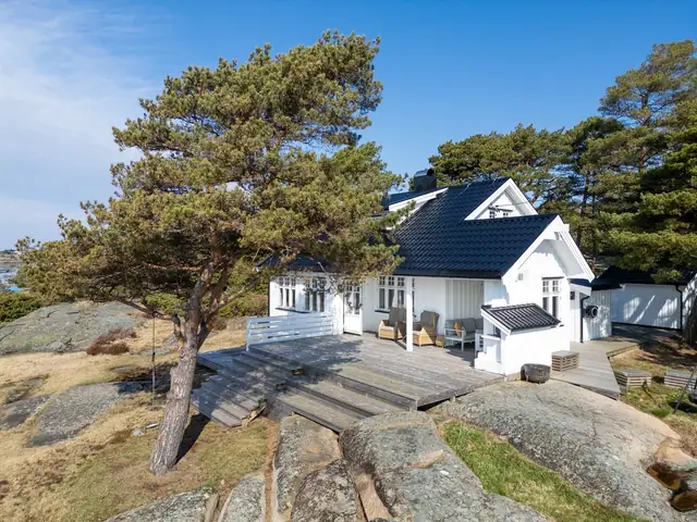 Stor, påkostet hytte, oppført i "skipperhusstil" ved vannkanten på Søndre Kråkerøy — bilde 4