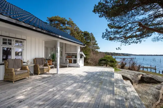 Stor, påkostet hytte, oppført i "skipperhusstil" ved vannkanten på Søndre Kråkerøy — bilde 6