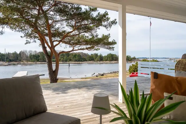 Stor, påkostet hytte, oppført i "skipperhusstil" ved vannkanten på Søndre Kråkerøy — bilde 9
