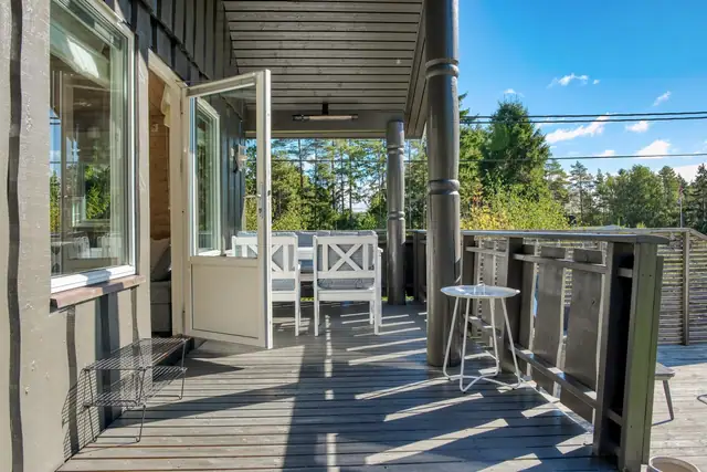 Solrike uteplasser i form av dels overbygget veranda og platting