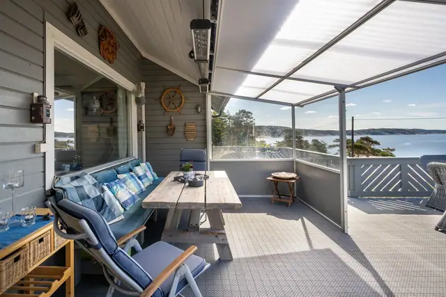 Store, solrike utearealer i form av veranda, terrasse og plattinger