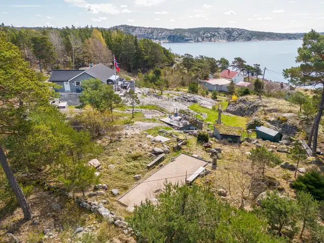 Stor tomt på drøye 2 mål med gressplen, Boulebane, svaberg og terrasser/plattinger