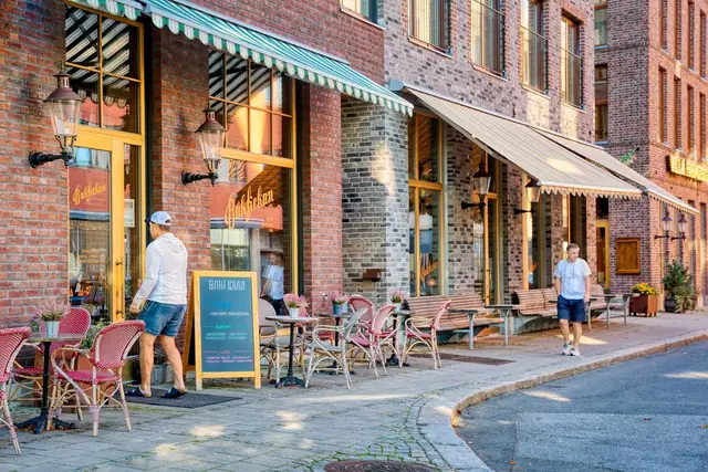Nygaardsplassen er omgitt av ny, moderne teglsteinsbebyggelse som danner smug og passasjer med restauranter, caféer, barer og butikker.