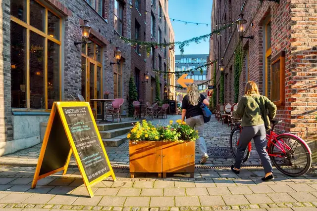 Nygaardsplassen er omgitt av ny, moderne teglsteinsbebyggelse som danner smug og passasjer med restauranter, caféer, barer og butikker.
